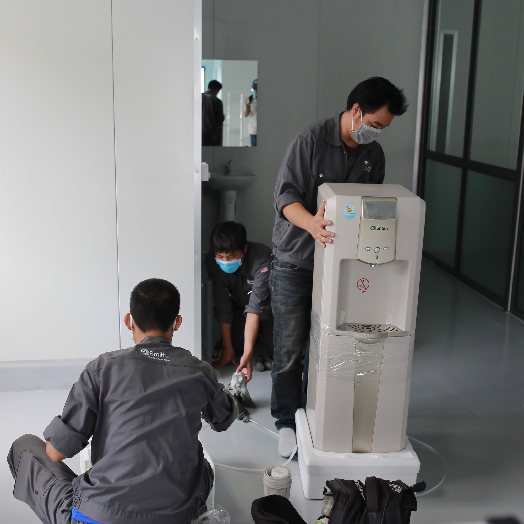 Gấp rút hoàn thiện hệ thống máy lọc nước uống trực tiếp tại Bệnh Viện Điều Trị COVID-19 - Y Hà Nội