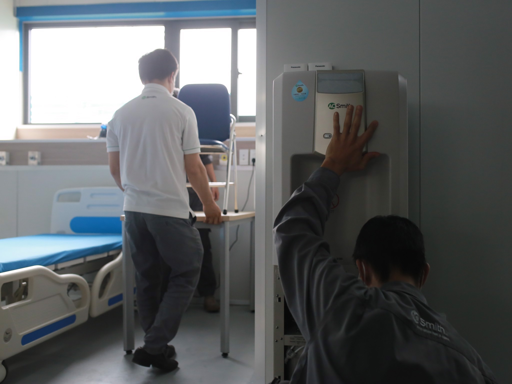 Gấp rút hoàn thiện hệ thống máy lọc nước uống trực tiếp tại Bệnh Viện Điều Trị COVID-19 - Y Hà Nội